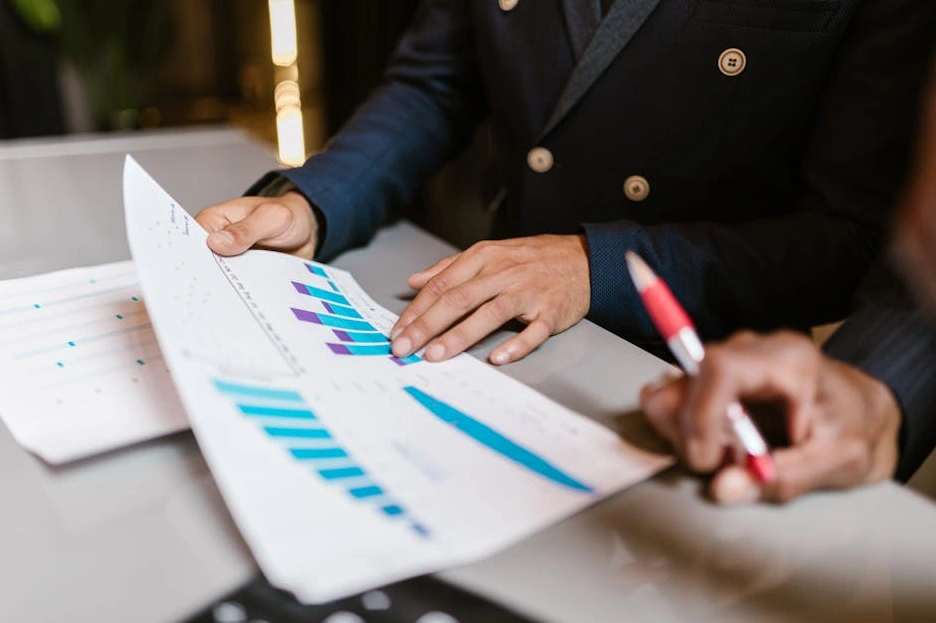 Interfejs platformy analitycznej Data Driven Marketing z wykresami